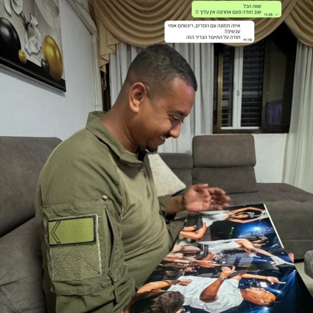 יש תמונות שלא צריך להסביר… פשוט מרגישים אותן.

חגי חזר מהמילואים, עדיין על מדים, התיישב ופתח את האלבום שלהם. 

בתוך התקופה הזאת, עם כל מה שקורה מסביב, יש רגעים קטנים שמחזירים אותך לנשום. 

זה לא עוד אלבום. 
זה מקום לחזור אליו. 
זה משהו להיאחז בו כשצריך קצת שקט.
משהו שממשיך ללוות גם הרבה אחרי שהאירוע נגמר.

מודה על הזכות להיות חלק מהרגעים שלכם 🤍 #עםישראלחי🇮🇱