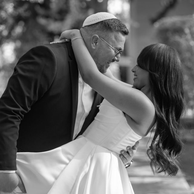 זה התחיל במתיחה של @chanakasa__hairstyle & 
@orlitzhakmu 
בשיתוף פעולה מסוכן עם הכלה המהממת דניאלה 🤎

כמה דקות לפני שהגעתי לוילה אני מקבל טלפון:
״בויה… דניאלה לא מוכנה בכלל.
לא איפור, לא שיער, כלום.״

אני?
כל הדרך לוילה אני בלחץ, מקלל 😂 

מגיע למקום…
רואה את דניאלה פיקס, נוצצת, רגועה ורק אני נראה אחרי 3 התקפי חרדה.

לקח לי כמה דקות להבין שעבדו עליי 😭

בקיצור, התחלנו את היום בפאניקה…
וסיימנו אותו עם בזי בי 
שהוריד את כל הפאניקה 🔥

#קליפלמסכיםבאולם